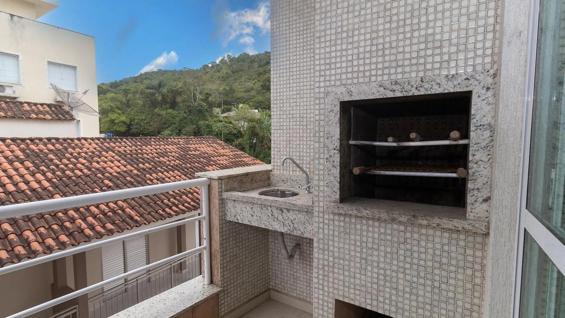449 - Lindo Apartamento De 3 Dormitorios A 100M Da Praia De Bombas Bombinhas Brazil