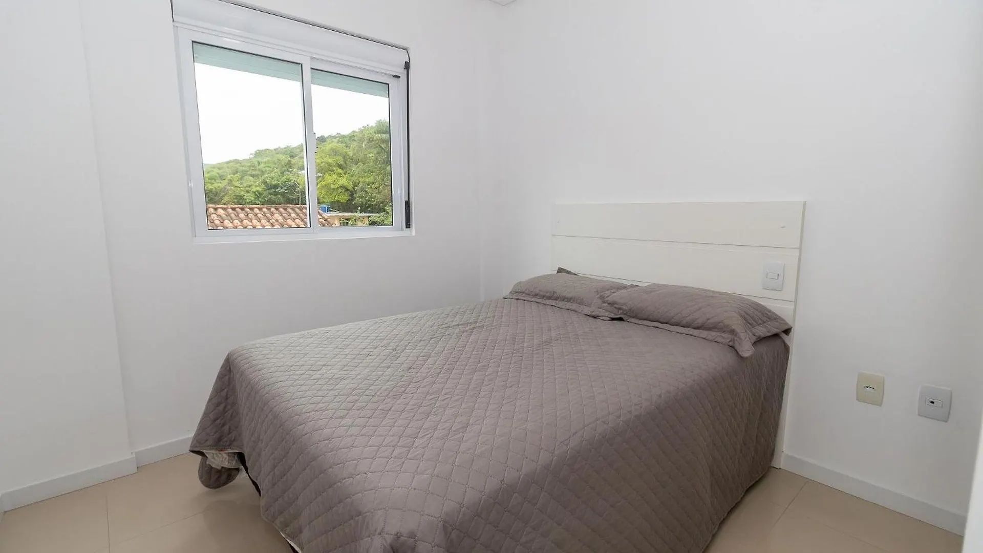 449 - Lindo Apartamento De 3 Dormitorios A 100M Da Praia De Bombas Bombinhas 0*,  Brazil